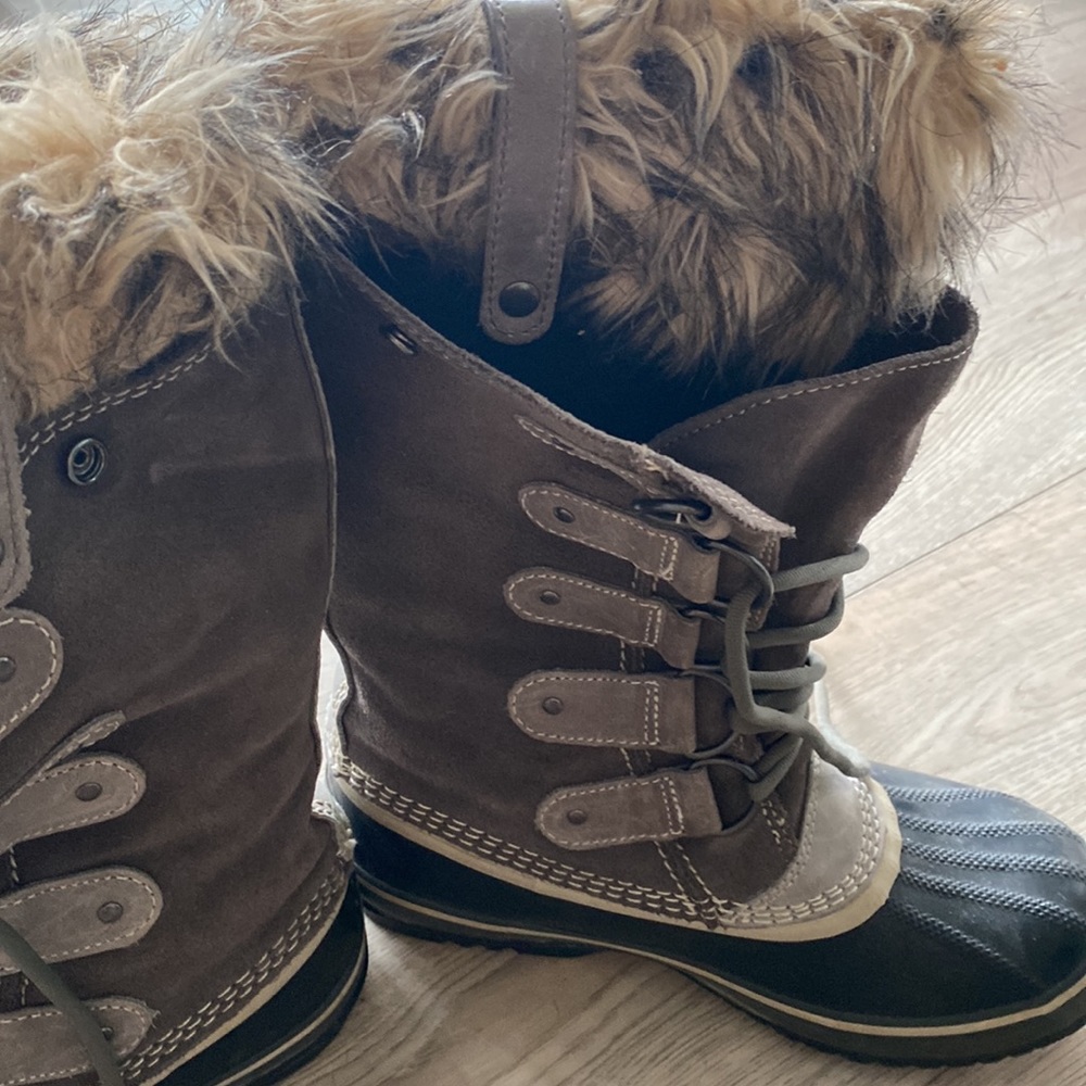 Sorel Joan of Arctic ladies boots. Yourfeet will not be cold with these boots.